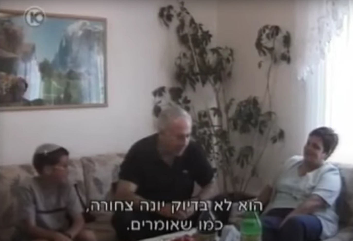 Netanyahu kertoo, ettei hänen isänsä ollut יונה צחורה, valkoinen kyhky. Entä Bibi itse? Video on kuvattu Netanyahun tietämättä kesällä 2001.